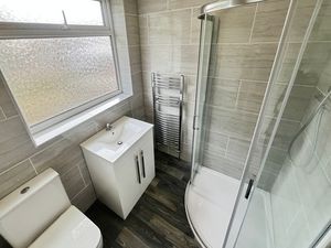 Shower room- click for photo gallery